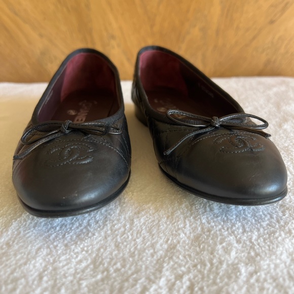 SOLD Already Authentic CHANEL BALLET FLATS
Aged Calfskin
Black
Size 7.5 US - Picture 13 of 15